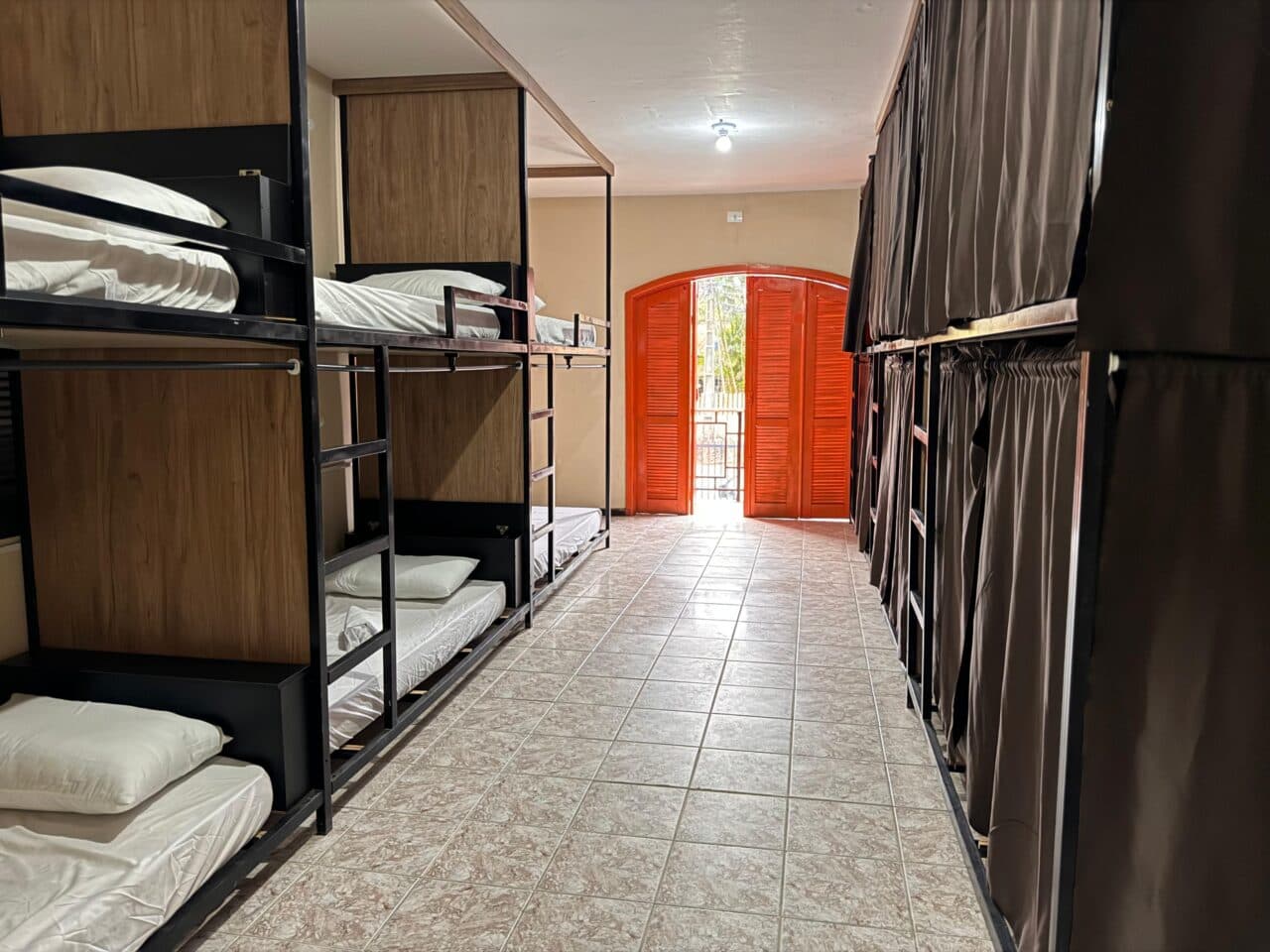 Quarto compartilhado com beliches