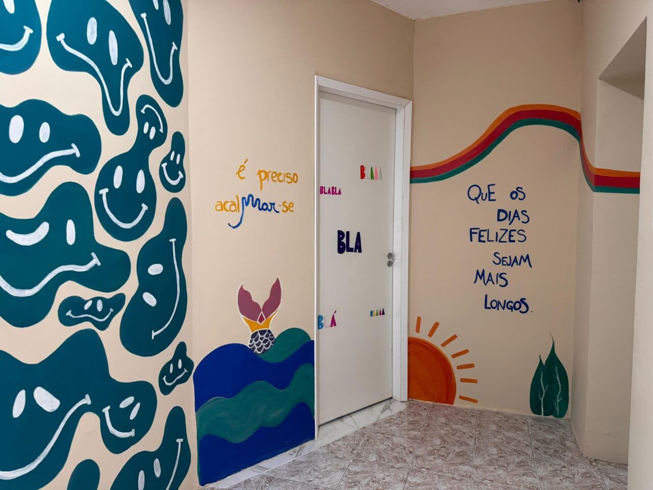 Corredor com murais pintados: "Que os dias felizes sejam mais longos"